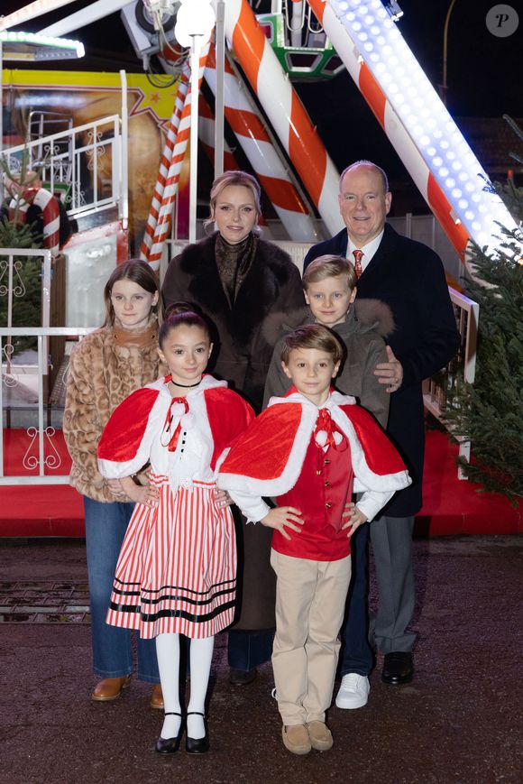 Le prince Albert II de Monaco, la princesse Charlene, leurs enfants, la princesse Gabriella et le prince héréditaire Jacques ont inauguré le marché de Noël sur le port Hercule à Monaco, le 5 décembre 2025.  © Olivier Huitel/Pool Monaco/Bestimage
