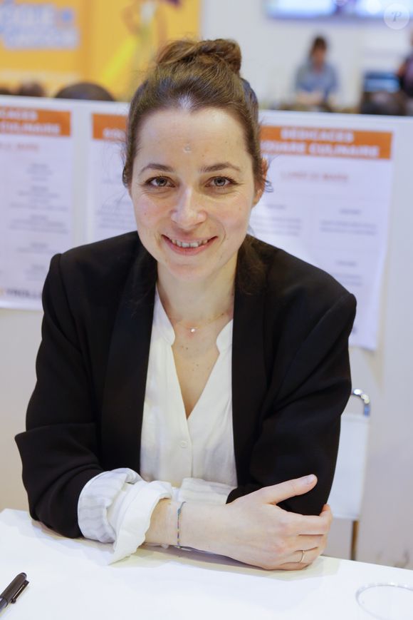 Louise Denisot au salon du livre à la porte de Versailles à Paris le 22 mars 2015. Crédit Veeren -Christophe Clovis / Bestimage