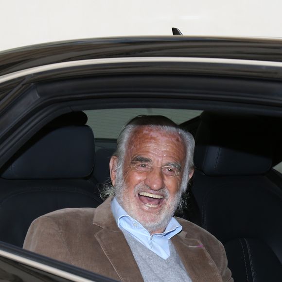 Exclusif - L'acteur Jean-Paul Belmondo à fêté son anniversaire (83 ans) avec ses fans dans la cour de son immeuble de la rue des Saint-Père à Paris (comme tous les ans ses fans viennent lui offrir un cadeau à son domicile). © Sébastien Valiela / Bestimage