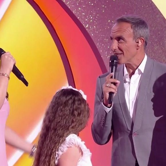 La chanteuse Nej avec Nikos Aliagas - The Voice Kids © TF1