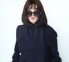 Elle déplore une société saturée d’images et de bruit, qui réduit souvent les mots à des slogans.

Isabelle Adjani - Célébrités au Défilé de Mode Dior, Prêt-à-porter Automne / Hiver 2026-2027, Photocall, dans le cadre de la Fashion Week de Paris, France, le 03 Mars 2026.
© Bertrand Rindoff / Bestimage