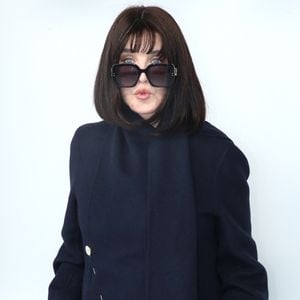 Elle déplore une société saturée d’images et de bruit, qui réduit souvent les mots à des slogans.

Isabelle Adjani - Célébrités au Défilé de Mode Dior, Prêt-à-porter Automne / Hiver 2026-2027, Photocall, dans le cadre de la Fashion Week de Paris, France, le 03 Mars 2026.
© Bertrand Rindoff / Bestimage