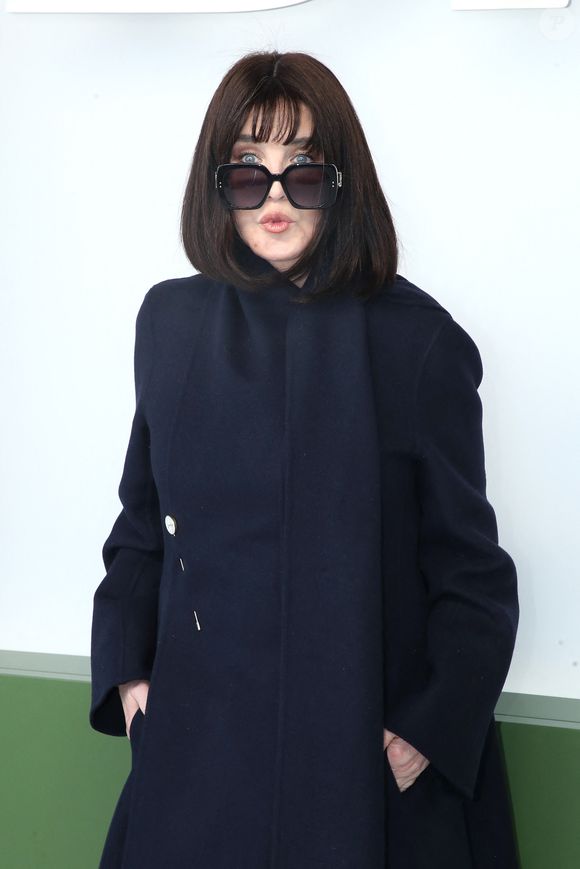Elle déplore une société saturée d’images et de bruit, qui réduit souvent les mots à des slogans.

Isabelle Adjani - Célébrités au Défilé de Mode Dior, Prêt-à-porter Automne / Hiver 2026-2027, Photocall, dans le cadre de la Fashion Week de Paris, France, le 03 Mars 2026.
© Bertrand Rindoff / Bestimage