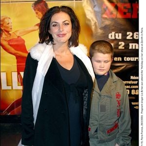 La chanteuse Lio, enceinte, et son fils assistent au spectacle "Holiday on Ice" au Zénith de Paris. 26/2/2003. © Pierre Hounsfield/ABACA