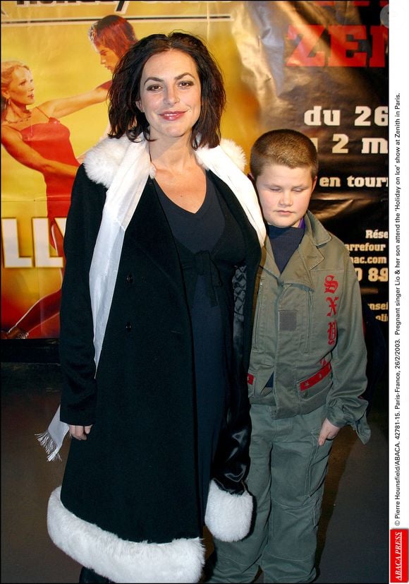 La chanteuse Lio, enceinte, et son fils assistent au spectacle "Holiday on Ice" au Zénith de Paris. 26/2/2003. © Pierre Hounsfield/ABACA