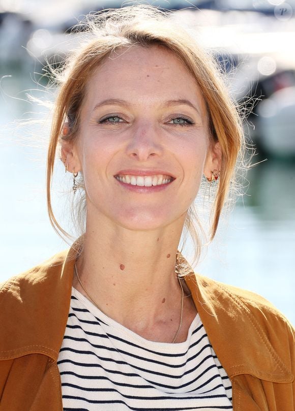 Il confie : "Même si le boulot c’est hyper important, on a toujours privilégié nos enfants. Mais jusque-là, tout s'est assez bien goupillé et s’est fait assez naturellement."

Elodie Varlet au photocall de la série "Plus belle la vie" lors de la 24ème édition du Festival de la Fiction TV de La Rochelle, France, le 17 septembre 2022. © Patrick bernard/Bestimage