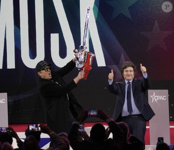 Le 20 février 2025 ; National Harbor, MD, USA ; Elon Musk brandit une tronçonneuse qui lui a été offerte par le président argentin Javier Milei. Photo by Jack Gruber-USA TODAY via Imagn Images/SPUS/ABACAPRESS.COM