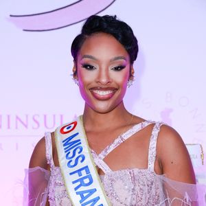 Malgré tout, Angélique Angarni-Filopon a tenu bon et assuré son rôle jusqu'à la fin.

Miss France 2025 Angélique Angarni-Filopon au cocktail de charité Peninsula le 8 octobre 2025. 
 Photo par David Boyer/ABACAPRESS.COM
