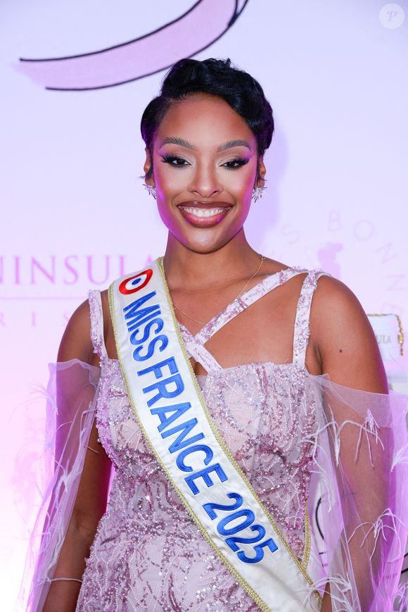 Malgré tout, Angélique Angarni-Filopon a tenu bon et assuré son rôle jusqu'à la fin.

Miss France 2025 Angélique Angarni-Filopon au cocktail de charité Peninsula le 8 octobre 2025. 
 Photo par David Boyer/ABACAPRESS.COM