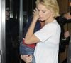 Mais Charlize Theron reste sans véritables attaches sentimentales et s'épanouit dans sa maternité. Aujourd'hui, elle n'est pas fermée aux rencontres malgré ses conditions...

Charlize Theron tient dans ses bras son fils Jackson au restaurant avec des amis à Londres, le 26 mai 2014. Crédit Bestimage