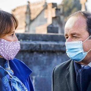L'ancienne ministre Ségolène Royal, l'ancien président français François Hollande lors d'une cérémonie d'hommage sur la tombe de l'ancien président François Mitterrand marquant le 25e anniversaire de sa mort, le 8 janvier 2021 au cimetière de Jarnac, dans le centre-ouest de la France. Photo de Sebastien Ortola/Pool/ABACAPRESS.COM