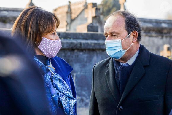 L'ancienne ministre Ségolène Royal, l'ancien président français François Hollande lors d'une cérémonie d'hommage sur la tombe de l'ancien président François Mitterrand marquant le 25e anniversaire de sa mort, le 8 janvier 2021 au cimetière de Jarnac, dans le centre-ouest de la France. Photo de Sebastien Ortola/Pool/ABACAPRESS.COM