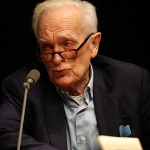 Exclusif - Le journaliste, homme de médias, scénariste, réalisateur et écrivain Philippe Labro à la Station Ausone - Librairie Mollat à Bordeaux, le 18 octobre 2024, pour un échange avec ses lecteurs et la présentation de son romzn "Deux gimlets sur la 5e Avenue" - Gallimard. © Jean-Marc Lhomer/Bestimage