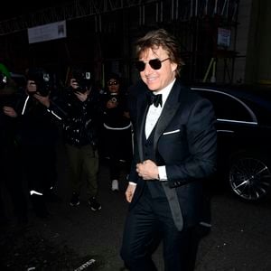 Tom Cruise aide un photographe à se relever après une chute devant le club Oswald's à Londres, le 20 avril 2024. L'acteur se rendait à la soirée du 50ème anniversaire de V.Beckham.
©Backgrid UK/ Bestimage