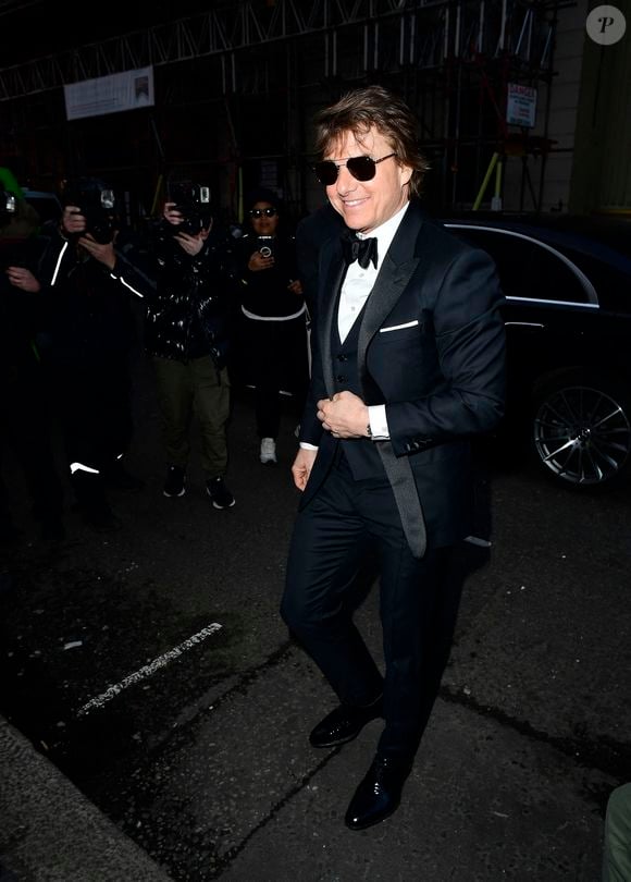 Tom Cruise aide un photographe à se relever après une chute devant le club Oswald's à Londres, le 20 avril 2024. L'acteur se rendait à la soirée du 50ème anniversaire de V.Beckham.
©Backgrid UK/ Bestimage