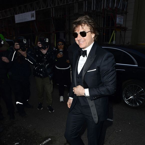 Tom Cruise aide un photographe à se relever après une chute devant le club Oswald's à Londres, le 20 avril 2024. L'acteur se rendait à la soirée du 50ème anniversaire de V.Beckham.
©Backgrid UK/ Bestimage