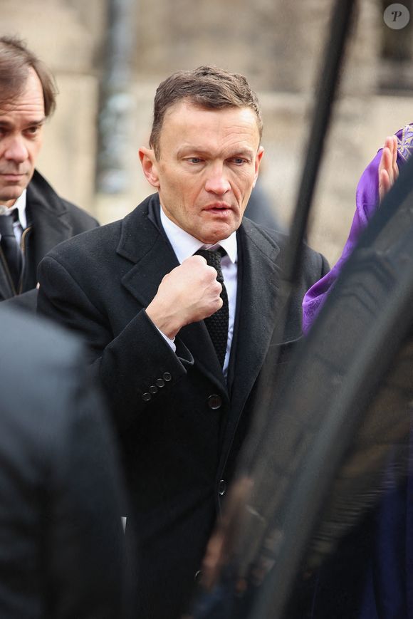 Sylvain Tesson lors de la messe d'enterrement de Philippe Tesson à l'église Saint Germain des Prés à Paris, France, le 10 février 2023. Photo par Nasser Berzane/ABACAPRESS.COM