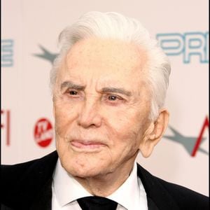 Kirk Douglas lors de la 37e cérémonie des AFI Life Achievement Awards, organisée aux studios Sony Pictures de Culver City, en Californie. FAME PICTURES / BESTIMAGE