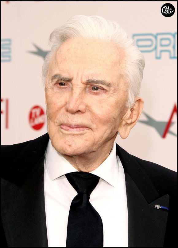 Kirk Douglas lors de la 37e cérémonie des AFI Life Achievement Awards, organisée aux studios Sony Pictures de Culver City, en Californie. FAME PICTURES / BESTIMAGE