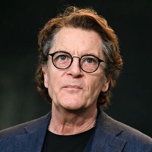 Francis Cabrel, poète folk aux textes profonds, dont la guitare et la voix douce traversent les décennies, partage un point commun avec un chanteur culte
Francis Cabrel sur la scène du festival des Francofolies à la Rochelle.