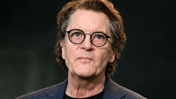 Un chanteur français culte des années 1980 est très proche de Francis Cabrel et vous ne devinerez jamais lequel