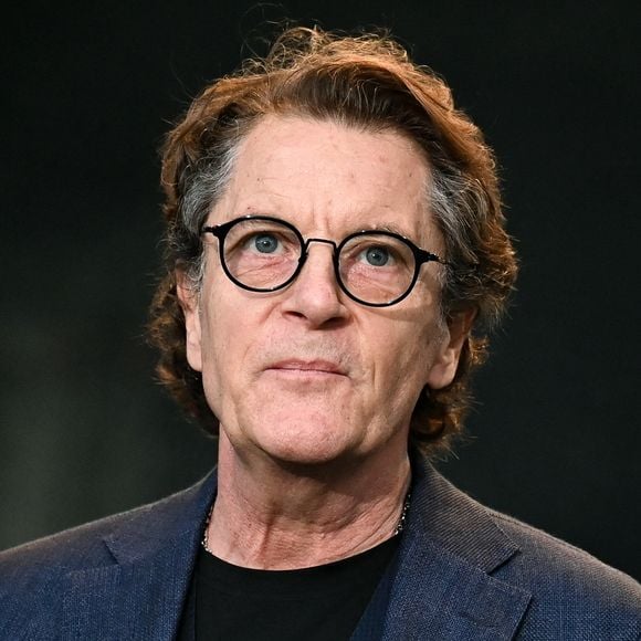 Francis Cabrel, poète folk aux textes profonds, dont la guitare et la voix douce traversent les décennies, partage un point commun avec un chanteur culte
Francis Cabrel sur la scène du festival des Francofolies à la Rochelle.