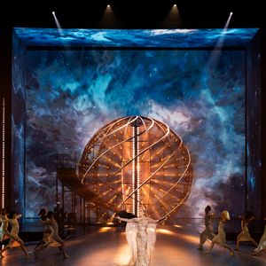 Concert de Celine Dion au défilé anniversaire Elie Saab "1001 Seasons of Elie Saab" à l'espace "The Venue" à Riyad, Arabie saoudite le 13 novembre 2024.
Celine Dion fait son grand retour sur sène depuis son éloignement du public à l’événement “1001 Seasons of Elie Saab”, organisé le 13 novembre 2024 à l’espace The Venue à Riyad.
Elie Saab a célébré le 45ème anniversaire du créateur avec un défilé de 90 minutes de 300 pièces exclusives de la collection Riyadh Season Fall 2025, inspirées des Mille et Une Nuits, avec une direction artistique signée C.Roitfeld. 
Parmi les performances, on a pu voir J.Lopez, Celine Dion, N.Ajram, Amr Diab et C.Cabello.

© Tiziano Da Silva / Bestimage