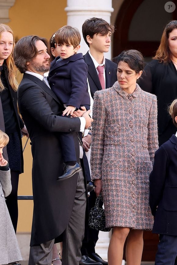 Dimitri Rassam et Charlotte Casiraghi ont eu un fils ensemble

Dimitri Rassam, Charlotte Casiraghi et leur fils Balthazar Rassam - La famille princière de Monaco dans la cour du palais lors de la Fête Nationale de la principauté de Monaco.

© Dominique Jacovides / Bruno Bebert / Bestimage