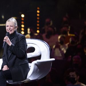 Exclusif - Dorothée - Enregistrement de l'émission "La Chanson secrète 10" diffusée sur TF1 à 21h10 le 22 janvier 2022
© Jacovides- Moreau / Bestimage
Après le succès des précédentes éditions, « LA CHANSON SECRETE », présentée par N.ALIAGAS et produite par DMLS TV, revient sur TF1.
8 artistes ne savent rien de ce qui va se passer pour eux !
Ils ont accepté de jouer le jeu, de se laisser totalement surprendre, émouvoir, parfois même déstabiliser car ils vont découvrir en même temps que les téléspectateurs une surprise : une chanson qui leur est chère revisitée et réinterprétée par un artiste.
Des mises en scène spectaculaires au service de l’émotion… Et des émotions fortes pour l’artiste assis dans le fauteuil grâce à la venue sur le plateau de proches et d’invités inattendus.
Les téléspectateurs seront aux premières loges pour vivre ces moments d’intimité musicale rare.
