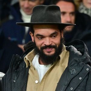 Joakim Noah dans les tribunes du Parc des Princes à Paris le 26 novembre 2025. 

© Christian Liewig/Bestimage