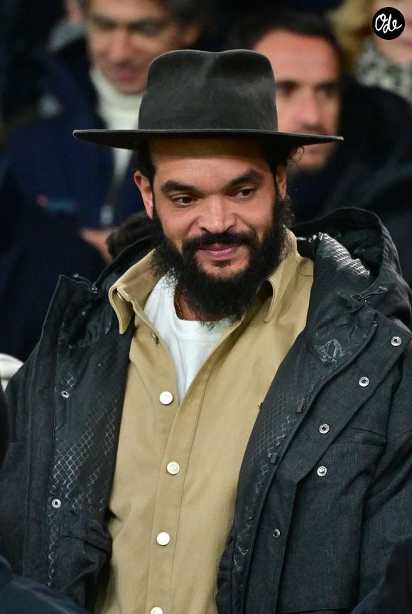 Joakim Noah dans les tribunes du Parc des Princes à Paris le 26 novembre 2025. 

© Christian Liewig/Bestimage