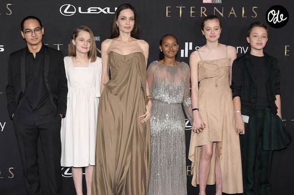 Ils sont restés proches d'Angelina Jolie.
Maddox Jolie-Pitt, Vivienne Jolie-Pitt, Angelina Jolie,  Zahara Jolie-Pitt, Shiloh Jolie-Pitt et Knox Jolie-Pitt lors de la première du film « ETERNALS » des studios Marvel, qui s’est tenue au Dolby Theatre à Hollywood, en Californie (États-Unis), le lundi 18 octobre 2021. Photo : Sthanlee B. Mirador/SPUS/ABACAPRESS.COM