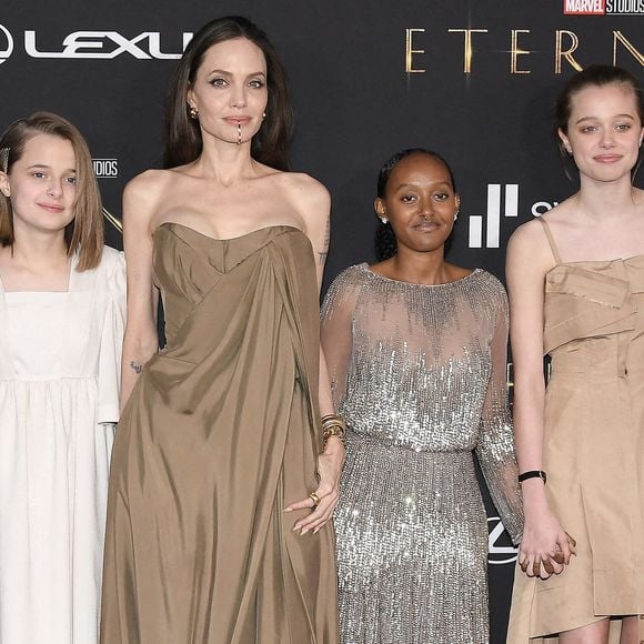 Ils sont restés proches d'Angelina Jolie.
Maddox Jolie-Pitt, Vivienne Jolie-Pitt, Angelina Jolie,  Zahara Jolie-Pitt, Shiloh Jolie-Pitt et Knox Jolie-Pitt lors de la première du film « ETERNALS » des studios Marvel, qui s’est tenue au Dolby Theatre à Hollywood, en Californie (États-Unis), le lundi 18 octobre 2021. Photo : Sthanlee B. Mirador/SPUS/ABACAPRESS.COM