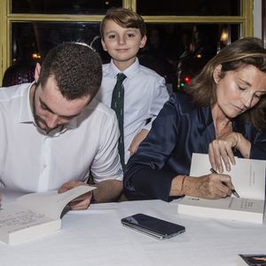 Exclusif - Louis Sarkozy avec sa mère Cécilia Attias et son petit-fils Augustin - Signature du livre "Une envie de désaccord(s)" aux Editions Plon de C. Attias et L. Sarkozy au restaurant Lucas Carton à Paris, le 23 octobre 2019.
© Julio Piatti/Bestimage