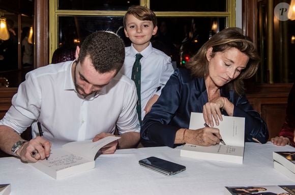 Exclusif - Louis Sarkozy avec sa mère Cécilia Attias et son petit-fils Augustin - Signature du livre "Une envie de désaccord(s)" aux Editions Plon de C. Attias et L. Sarkozy au restaurant Lucas Carton à Paris, le 23 octobre 2019.
© Julio Piatti/Bestimage