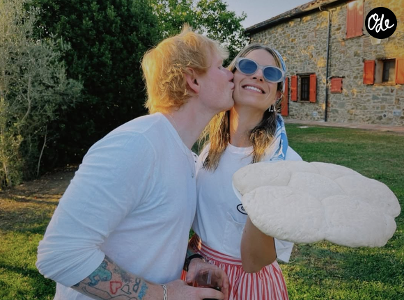 Depuis leurs retrouvailles en 2015, ils ses ont fiancés en 2018 puis mariés en 2019. 

Capture Instagram - Ed Sheeran