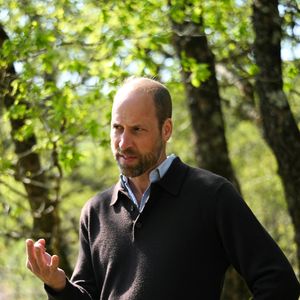 Ajoutant : "Produire une portée au milieu de cette crise du sans-abrisme animal est incroyablement déconnecté de la réalité".

Le Prince William visite la forêt communautaire d'Ardura, en Ecosse, Royaume Uni, le 30 avril 2025.

Photo : Julien Burton / Bestimage