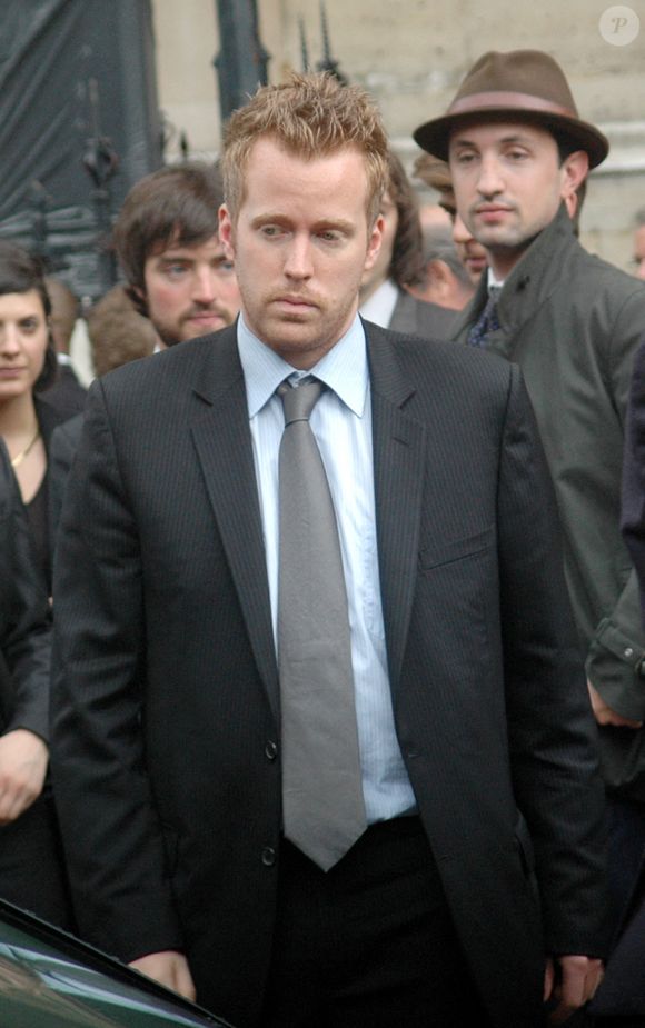 Gary a aujourd'hui 41 ans. À la disparition de son papa, il s'est lancé dans un business tout sauf en rapport avec le sport. 

Gary Roland quittant après le service funéraire de son père commentateur de football Thierry Roland à l'église Sainte-Clotilde à Paris, France le 21 Juin 2012. Roland est décédé à l'âge de 74 ans le 18 juin 2012 après avoir subi un accident vasculaire cérébral. Photo d'Alain Apaydin/ABACAPRESS.COM