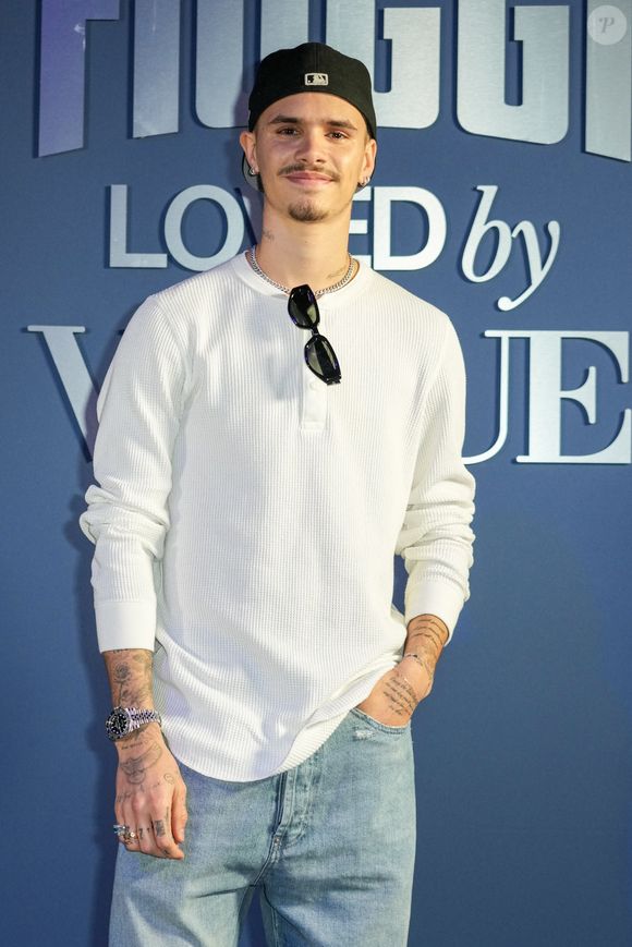 Romeo Beckham participe au photocall du dîner Acqua Fiuggi & Vogue Italia lors de la Semaine de la mode de Milan - Vêtement Femme Automne/Hiver 2025/2026 le 28 février 2025 à Milan, Italie.  Lucia Sabatelli/Bestimage
