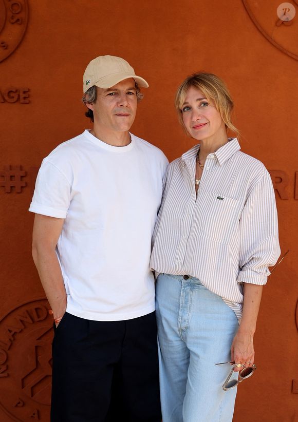 Caroline Anglade et son mari Nicolas Moreau au village lors des Internationaux de France de Tennis de Roland Garros 2026. Paris, le 26 mai 2026.
© Jacovides / Moreau / Bestimage