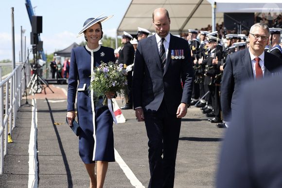 Après la cérémonie, le couple royal a ensuite embarqué sur le navire pour une visite privée.

22 mai 25 - Son Altesse Royale la Princesse de Galles et son époux SAR le Prince de Galles.  Son Altesse Royale la Princesse de Galles, marraine du HMS Glasgow, a donné aujourd'hui sa bénédiction au nouveau navire de guerre de la Royal Navy.  En frappant une bouteille de whisky contre la coque pour lui porter chance, Son Altesse Royale a officiellement baptisé le HMS Glasgow, la première des huit frégates de type 26 à la pointe de la guerre navale.  Sous les acclamations de centaines d'amis, de membres de la famille, de travailleurs, d'invités de marque et des 45 membres de l'équipage du navire sur le site de construction navale de BAE Systems à Scotstoun, la duchesse de Rothesay, comme on l'appelle en Écosse, a prononcé les mots consacrés : "Je nomme ce navire Glasgow. Que Dieu le bénisse, ainsi que tous ceux qui y servent". Photo by Dan Bladen/Royal Navy/SWNS/ABACAPRESS.COM
