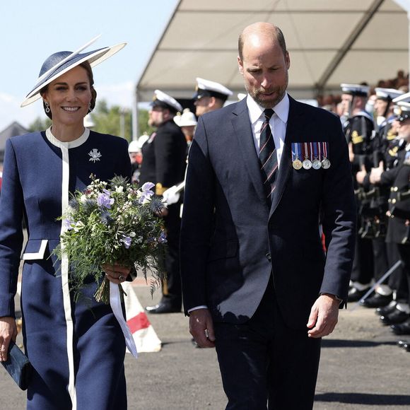 Après la cérémonie, le couple royal a ensuite embarqué sur le navire pour une visite privée.

22 mai 25 - Son Altesse Royale la Princesse de Galles et son époux SAR le Prince de Galles.  Son Altesse Royale la Princesse de Galles, marraine du HMS Glasgow, a donné aujourd'hui sa bénédiction au nouveau navire de guerre de la Royal Navy.  En frappant une bouteille de whisky contre la coque pour lui porter chance, Son Altesse Royale a officiellement baptisé le HMS Glasgow, la première des huit frégates de type 26 à la pointe de la guerre navale.  Sous les acclamations de centaines d'amis, de membres de la famille, de travailleurs, d'invités de marque et des 45 membres de l'équipage du navire sur le site de construction navale de BAE Systems à Scotstoun, la duchesse de Rothesay, comme on l'appelle en Écosse, a prononcé les mots consacrés : "Je nomme ce navire Glasgow. Que Dieu le bénisse, ainsi que tous ceux qui y servent". Photo by Dan Bladen/Royal Navy/SWNS/ABACAPRESS.COM