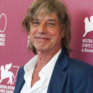 Entre musique, balade avec son chien et thé en terrasse, Jean-Louis Aubert semble apprécier la douceur de la vie en campagne à une heure de Paris.  

Jean-Louis Aubert assiste au photocall de 'Jealousy' (La Jalousie) lors du 70ème Festival International du Film de Venise au Palazzo del Casino à Venise, Italie, le 5 septembre 2013. Photo Nicolas Genin/Abaca