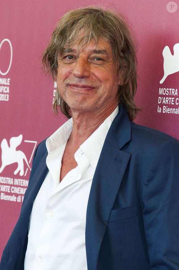 Entre musique, balade avec son chien et thé en terrasse, Jean-Louis Aubert semble apprécier la douceur de la vie en campagne à une heure de Paris.  

Jean-Louis Aubert assiste au photocall de 'Jealousy' (La Jalousie) lors du 70ème Festival International du Film de Venise au Palazzo del Casino à Venise, Italie, le 5 septembre 2013. Photo Nicolas Genin/Abaca