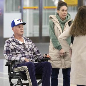 Il a était aperçu en fauteuil roulant le 15 octobre 2025. 
Eric Dane est aperçu en fauteuil roulant à la sortie de l'aéroport international de Toronto. L'acteur américain de 52 ans, star d'Euphoria, s'est engagé à poursuivre son travail et son combat contre la SLA. Photo par The ImageDirect / Bestimage