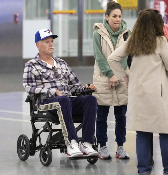 Il a était aperçu en fauteuil roulant le 15 octobre 2025. 
Eric Dane est aperçu en fauteuil roulant à la sortie de l'aéroport international de Toronto. L'acteur américain de 52 ans, star d'Euphoria, s'est engagé à poursuivre son travail et son combat contre la SLA. Photo par The ImageDirect / Bestimage