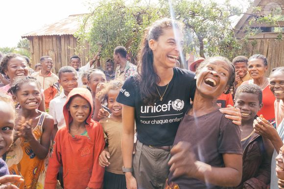 Tatiana Silva est en mission pour l'Unicef dans le sud de Madagascar en Avril 2023. Commune rurale d’Andranobory, Tatiana entourée des enfants du village © Arnaud Juherian / Unicef via Bestimage