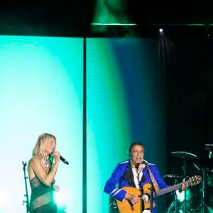 Exclusif - Laurent Voulzy et sa compagne Isaure Le Faou interprètent deux titres ensemble - Laurent Voulzy en concert sur la scène du théâtre de Verdure lors du 41ème Festival de Ramatuelle, le 9 août 2025. 
© Cyril Bruneau / Bestimage