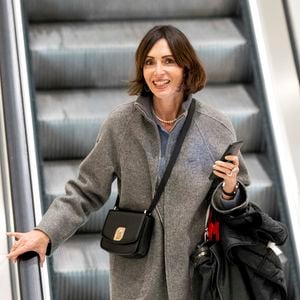 Géraldine Maillet, la compagne de D.Riolo - Sorties du tribunal correctionnel de Paris en marge du procès en diffamation entre Didier Deschamps et Daniel Riolo. Le procès en diffamation opposant Didier Deschamps à Daniel Riolo s’est ouvert le 20 novembre 2025 devant la XVIIe chambre du tribunal correctionnel de Paris : Didier Deschamps reproche à Daniel Riolo d’avoir qualifié de « menteur » à propos de la blessure de Karim Benzema lors de la coupe du monde de football en 2022. France, le 20 novembre 2025. © Pierre Perusseau/Bestimage