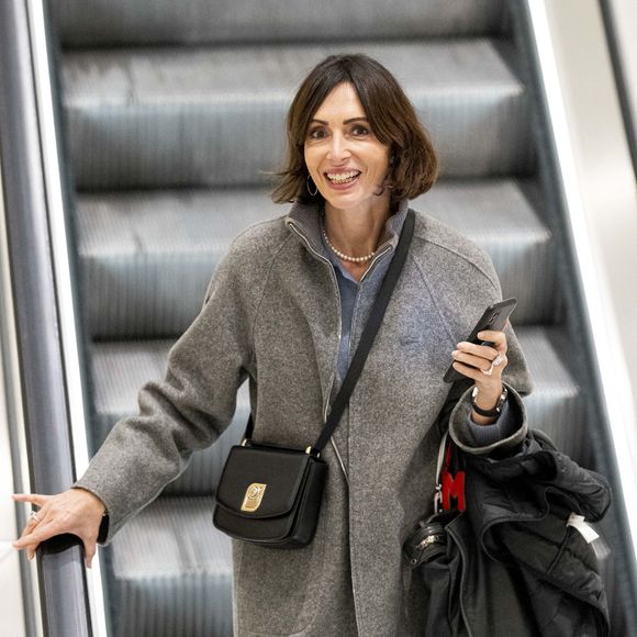 Géraldine Maillet, la compagne de D.Riolo - Sorties du tribunal correctionnel de Paris en marge du procès en diffamation entre Didier Deschamps et Daniel Riolo. Le procès en diffamation opposant Didier Deschamps à Daniel Riolo s’est ouvert le 20 novembre 2025 devant la XVIIe chambre du tribunal correctionnel de Paris : Didier Deschamps reproche à Daniel Riolo d’avoir qualifié de « menteur » à propos de la blessure de Karim Benzema lors de la coupe du monde de football en 2022. France, le 20 novembre 2025. © Pierre Perusseau/Bestimage